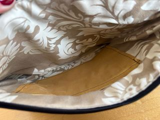 Bolso de mano negro estampado