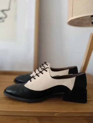 Zapatos bicolor estilo Oxford – mujer