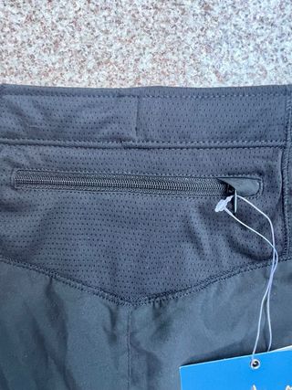 Shorts deportivos Salomon negros