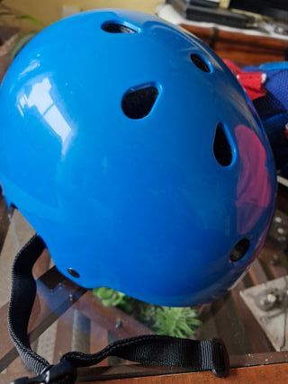 Kit completo de casco y protecciones para patinar