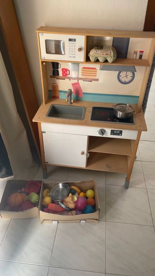 Cocinita de madera con accesorios