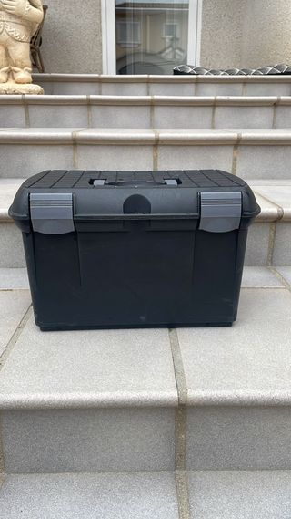 Caja de hipica negra