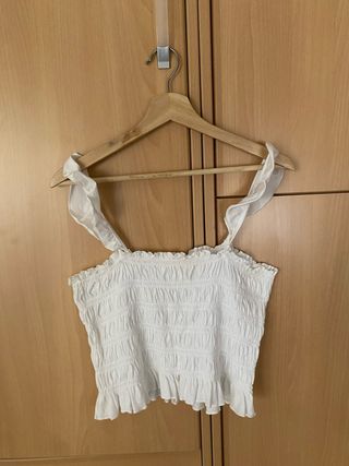 Top blanco fruncido con tirantes
