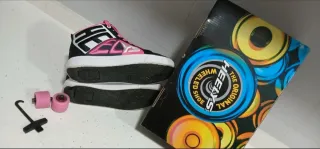 Zapatillas con ruedas y cordones rosas