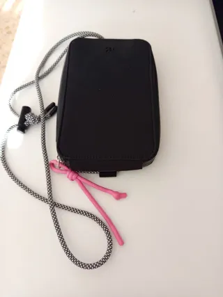 Bolso negro con correa y detalle rosa