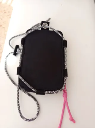 Bolso negro con correa y detalle rosa