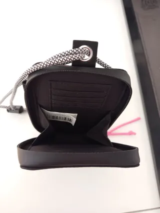 Bolso negro con correa y detalle rosa