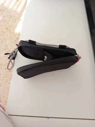 Bolso negro con correa y detalle rosa