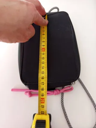 Bolso negro con correa y detalle rosa