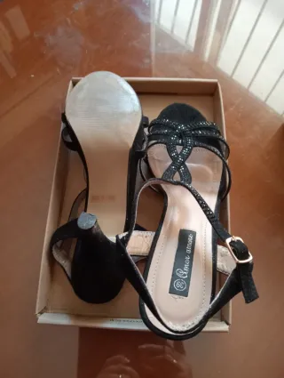Sandalias de tacón negras con pedrería