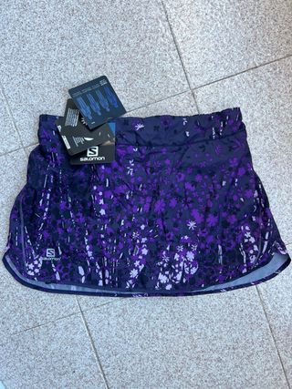 Short deportivo Salomon floral morado