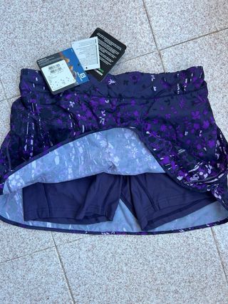 Short deportivo Salomon floral morado