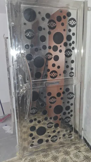 Puerta de acero inoxidable con diseño