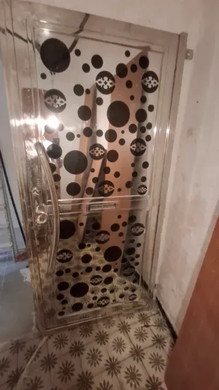 Puerta de acero inoxidable con diseño