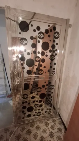 Puerta de acero inoxidable con diseño