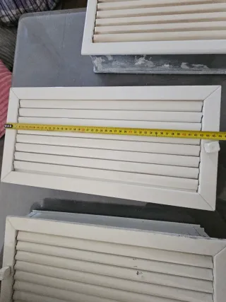 Rejillas ventilación chimenea metal blancas