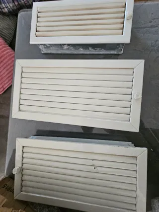 Rejillas ventilación chimenea metal blancas