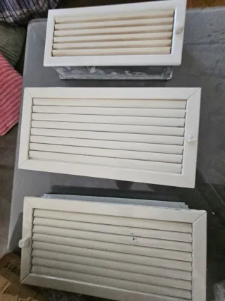 Rejillas ventilación chimenea metal blancas