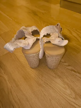 Sandalias de mujer beige y blancas