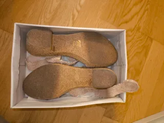 Sandalias de mujer beige y blancas