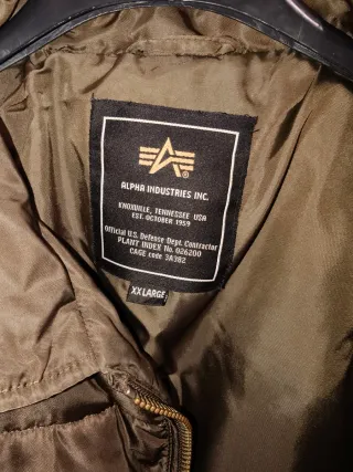 Chaqueta Alpha Industries Puffer Marrón