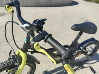 Bicicleta infantil Btwin negra y amarilla