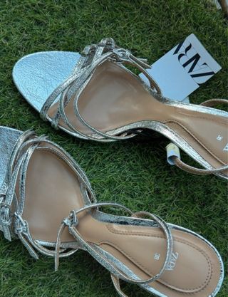 Sandalias plateadas de tacón Zara T.38