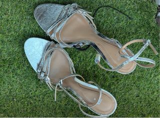 Sandalias plateadas de tacón Zara T.38