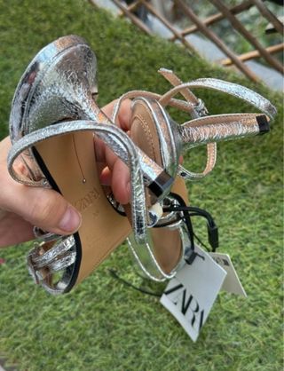 Sandalias plateadas de tacón Zara T.38