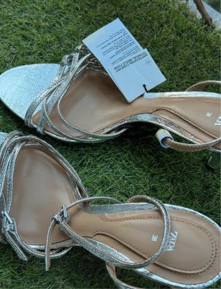 Sandalias plateadas de tacón Zara T.38