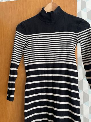 Vestido de rayas cuello alto