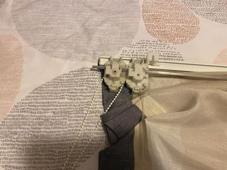 Estor enrollable de tela beige y gris