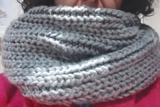 Bufanda tubular gris tejida