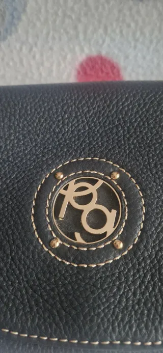 Bolso bandolera negro con logo