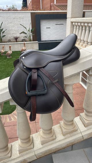 Silla de montar de cuero marrón