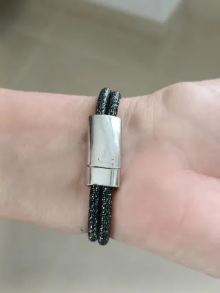 Bracciale nodo  nero e chiusura con magnete.