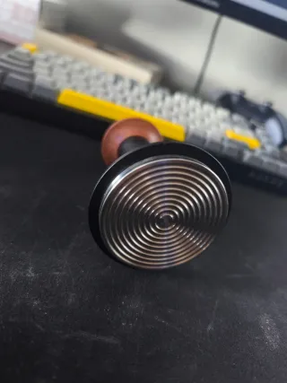 Tamper 58,5mm calibrado con resorte base ondulada