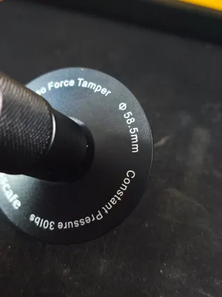 Tamper 58,5mm calibrado con resorte base ondulada
