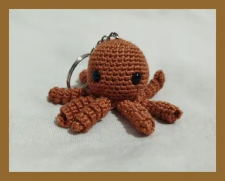 Llavero Pulpo Crochet marrón