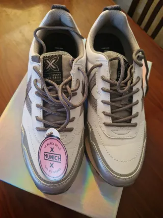 Zapatillas Munich Blancas y Plateadas Talla X