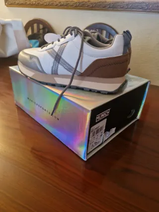 Zapatillas Munich Blancas y Plateadas Talla X