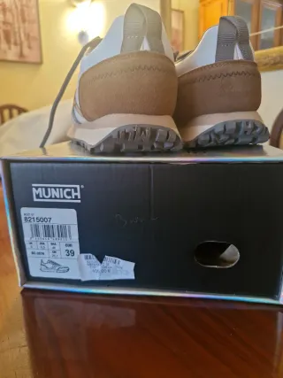 Zapatillas Munich Blancas y Plateadas Talla X