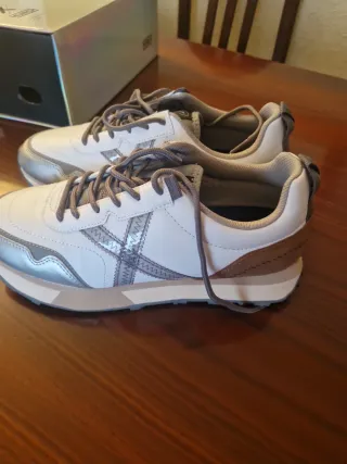 Zapatillas Munich Blancas y Plateadas Talla X