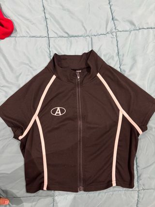 Camiseta corta negra con cremallera