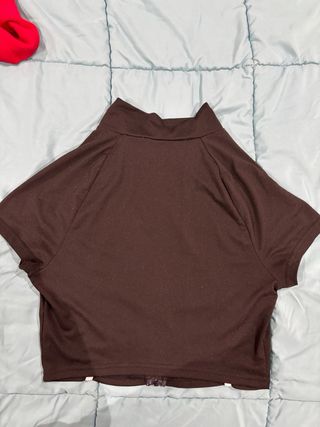 Camiseta corta negra con cremallera