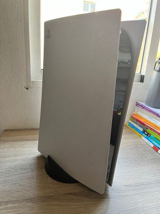 PS5 con lector + 2 mandos + 2 juegos + base de car