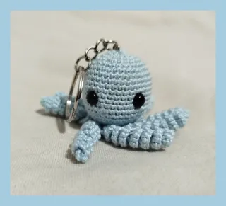 Pulpo crochet llavero azul claro