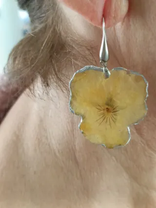 Orecchini con vere viole del pensiero