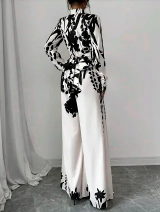 Mono elegante estampado blanco y negro