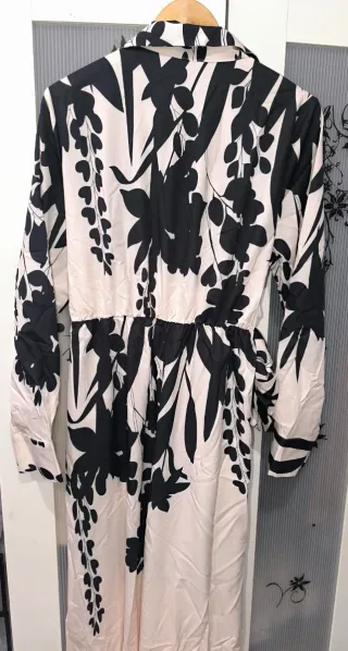 Mono elegante estampado blanco y negro